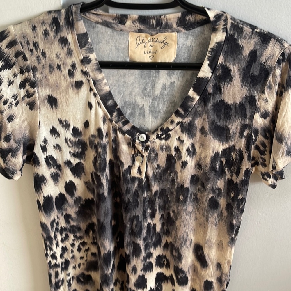 Short sleeve top 2 buttons in the from for details